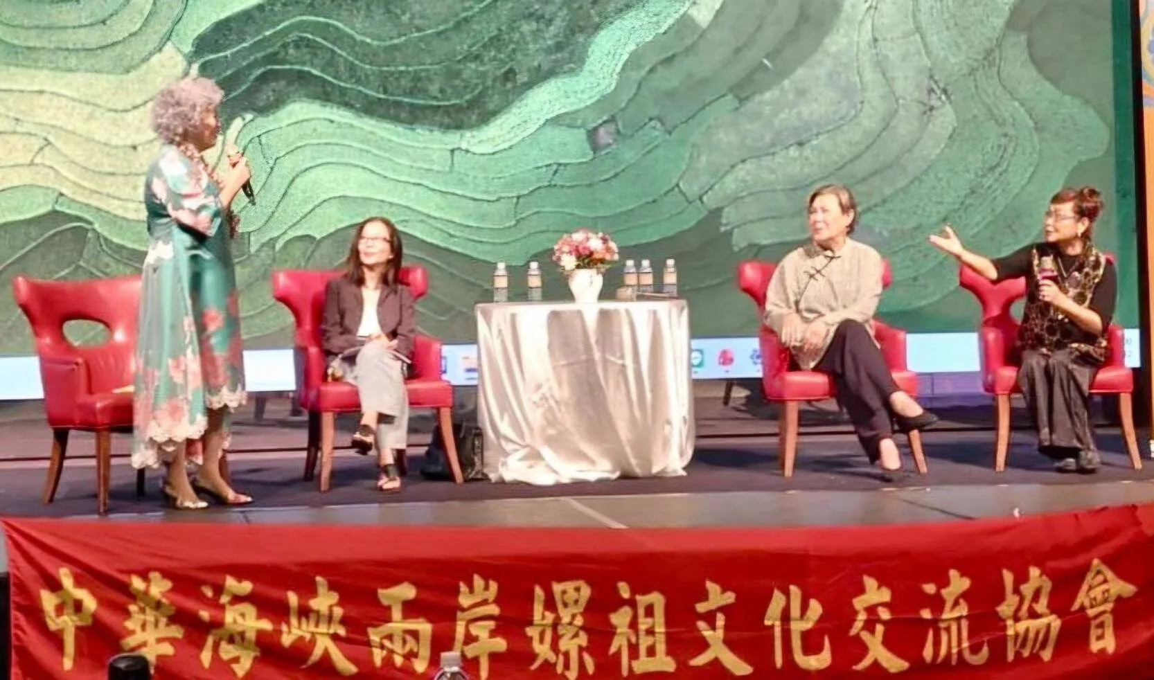 酬蠶節前夕感恩嫘祖 以旗袍續寫絲衣天下 酬蠶節前夕感恩嫘祖 以旗袍續寫絲衣天下