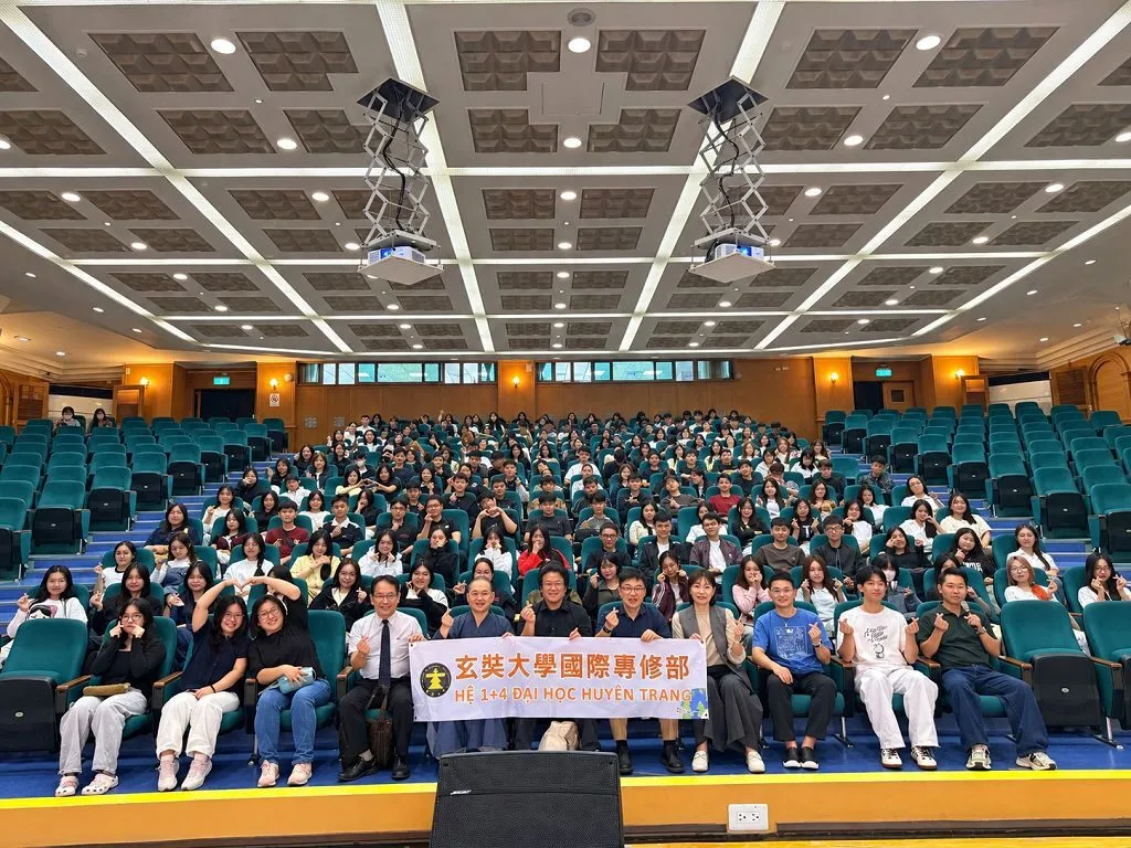 玄奘大學迎196位越南新生!校長發紅包送祝福 開啟留台新生活 玄奘大學迎196位越南新生!校長發紅包送祝福 開啟留台新生活