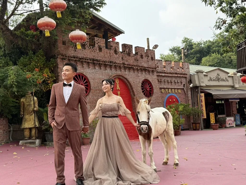 台灣白河萬里長城變身婚紗秘境 新人騎馬取景超有電影感 台灣白河萬里長城變身婚紗秘境 新人騎馬取景超有電影感