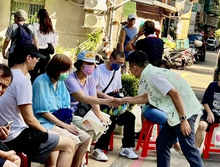 早站路口再掃市場張銘祐拚中正萬華議員 近距離看沈伯洋看到的是「很真」 早站路口再掃市場張銘祐拚中正萬華議員 近距離看沈伯洋看到的是「很真」