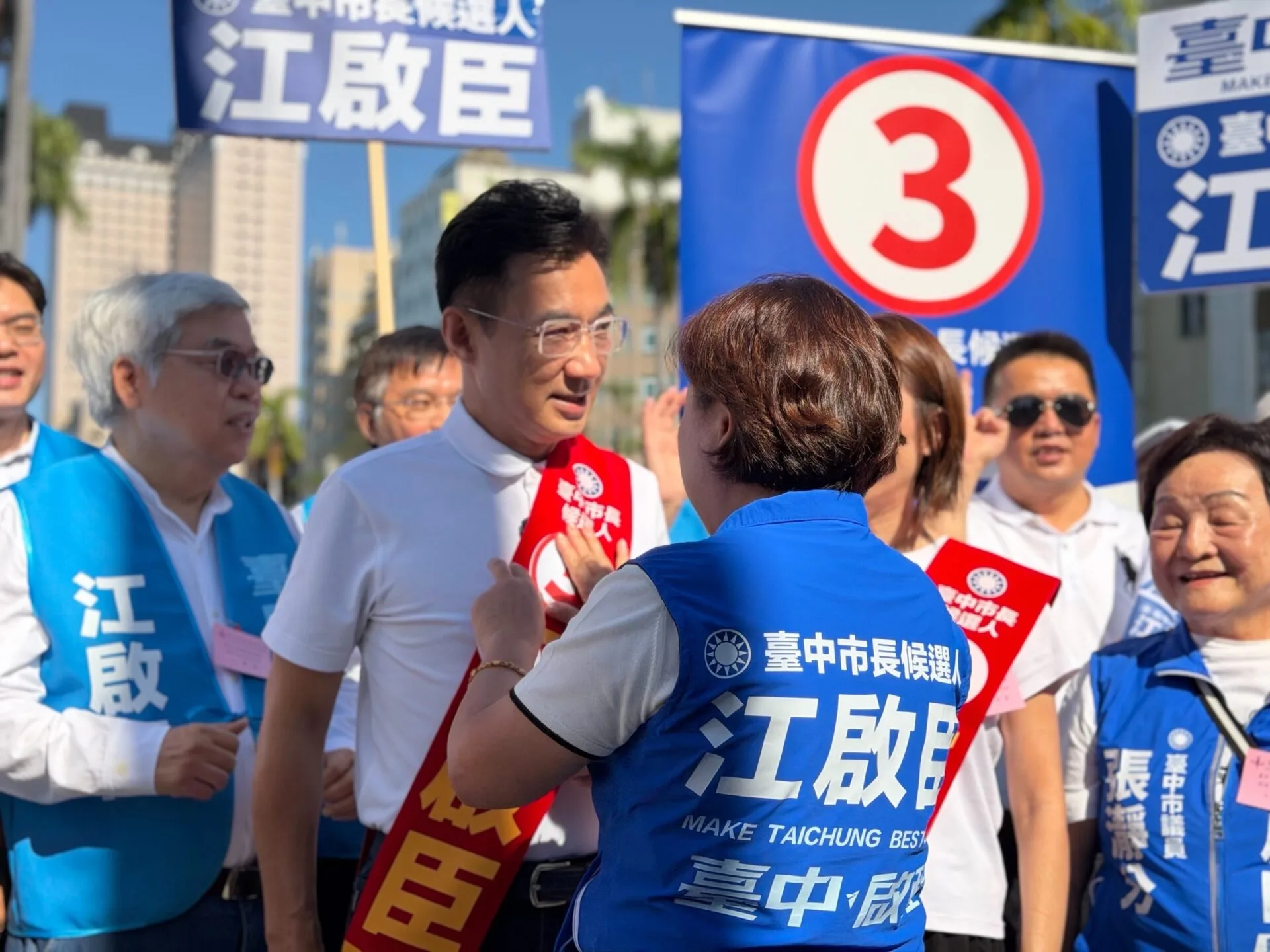 江啟臣抽中3號 夫妻合體徒步掃街第五市場、訴求三軸轉型 江啟臣抽中3號 夫妻合體徒步掃街第五市場、訴求三軸轉型